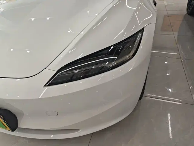 Tesla Model 3 — Фото автомобиля 23