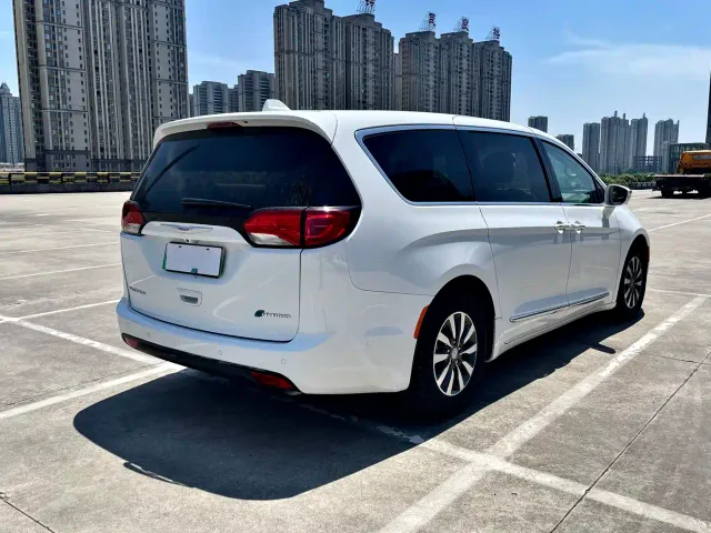 Chrysler Grand Caravan PHEV — Фото автомобиля 6