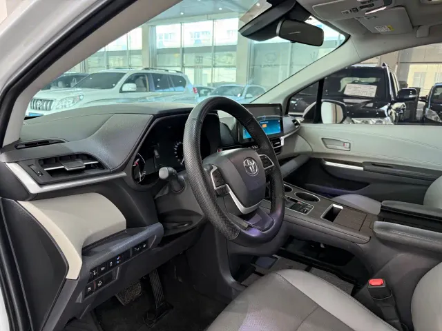 Toyota Sienna — Фото автомобиля 6
