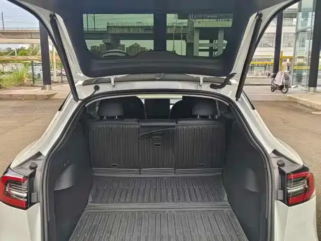 Tesla Model Y — Фото автомобиля 13