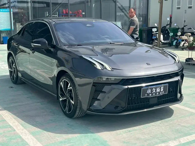 Lynk & Co 03 — Фото автомобиля 3