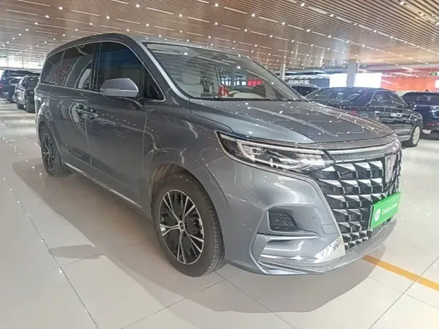 Roewe iMAX8 — Фото автомобиля 3