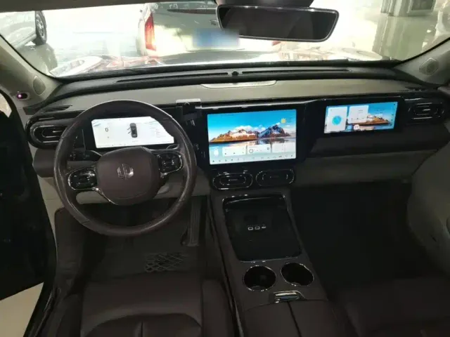 Leapmotor C11 — Фото автомобиля 9