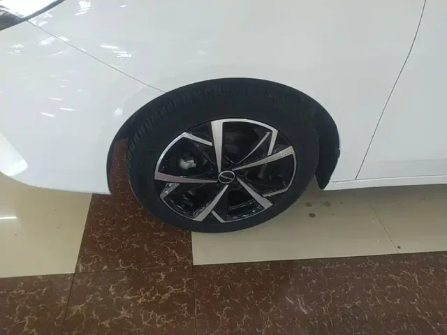 Roewe i5 — Фото автомобиля 22