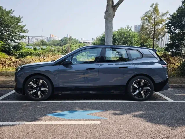 BMW iX — Фото автомобиля 2
