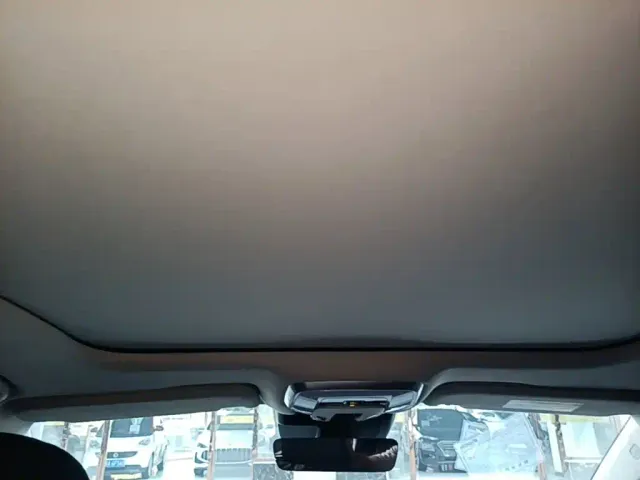 Hongqi Hongqi H5 2024 2.0T Automatic Smart Connect Flag Smooth Edition — Фото автомобиля 17