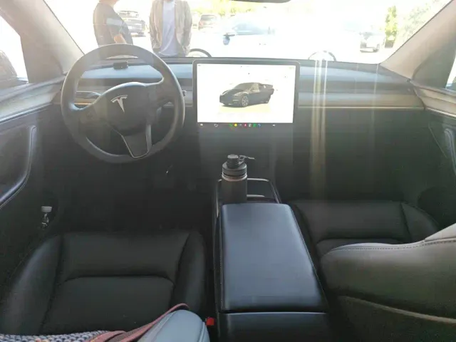 Tesla Model Y — Фото автомобиля 12