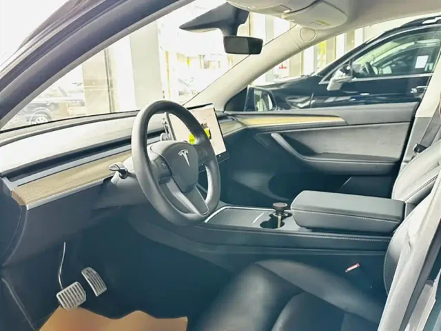 Tesla Model Y — Фото автомобиля 24