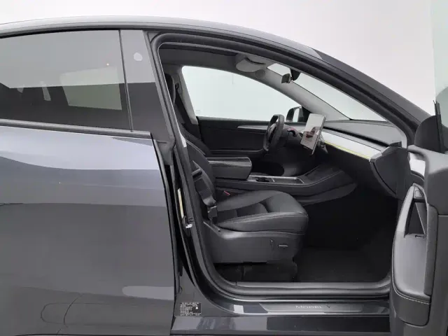 Tesla Model Y — Фото автомобиля 23