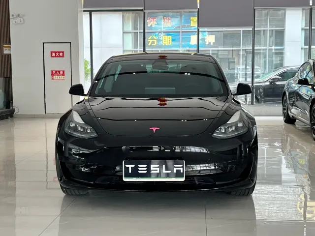 Tesla Model 3 — Фото автомобиля 2