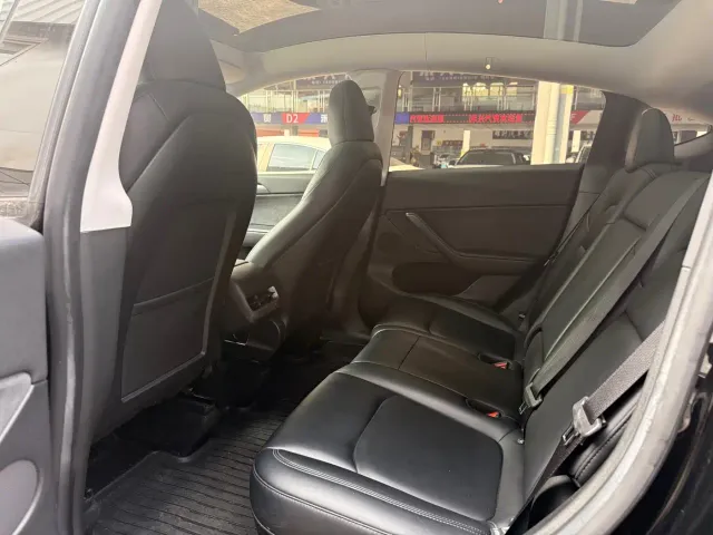 Tesla Model Y — Фото автомобиля 6