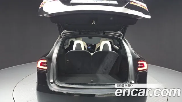 Tesla Model X — Фото автомобиля 26