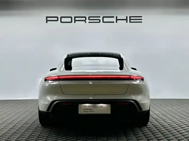 Porsche Taycan — Фото автомобиля 4