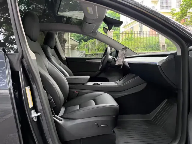 Tesla Model Y — Фото автомобиля 11