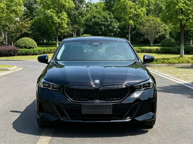 BMW 5 Series — Фото автомобиля 2