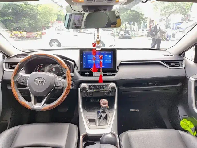 Toyota RAV4 — Фото автомобиля 10