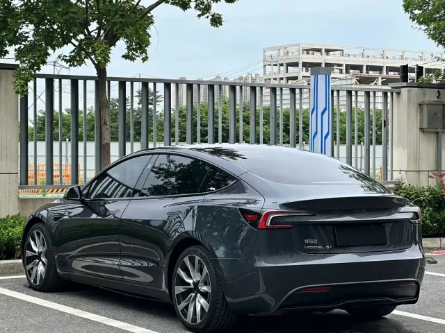 Tesla Model 3 — Фото автомобиля 14
