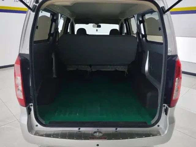 Wuling Hongguang V — Фото автомобиля 4