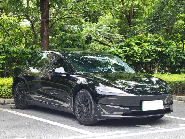 Tesla Model 3 — Фото автомобиля 3