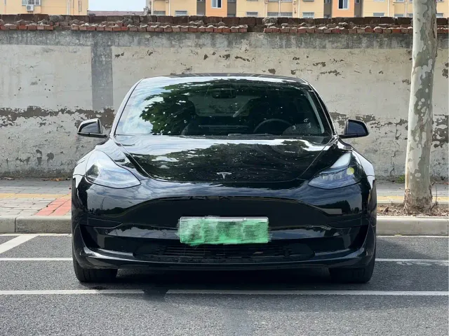 Tesla Model 3 — Фото автомобиля 2
