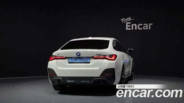 BMW i4 — Фото автомобиля 4