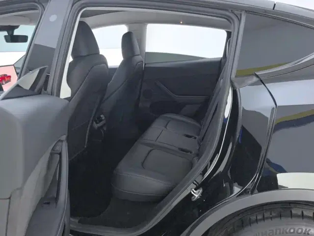 Tesla Model Y — Фото автомобиля 11
