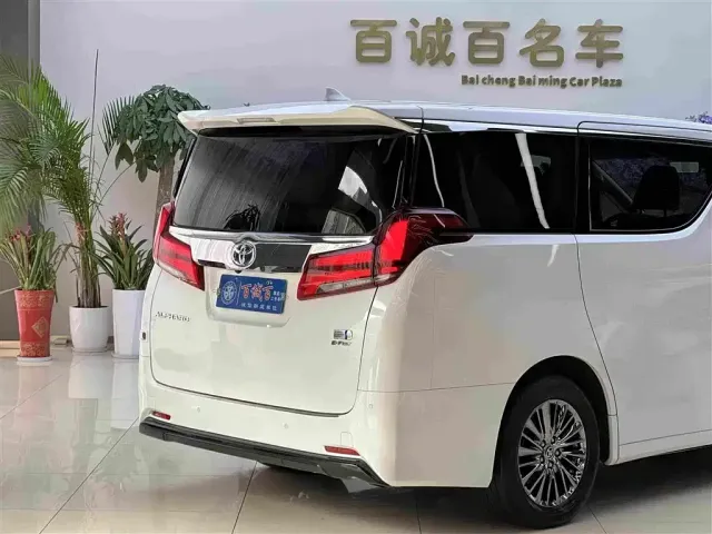 Toyota Alphard — Фото автомобиля 6