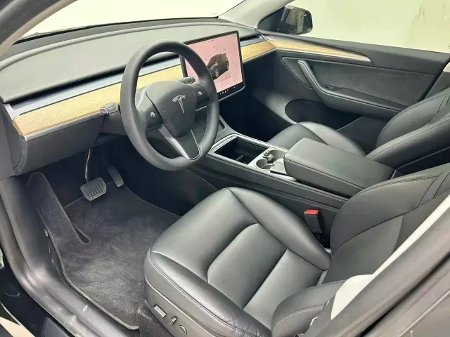 Tesla Model Y — Фото автомобиля 4