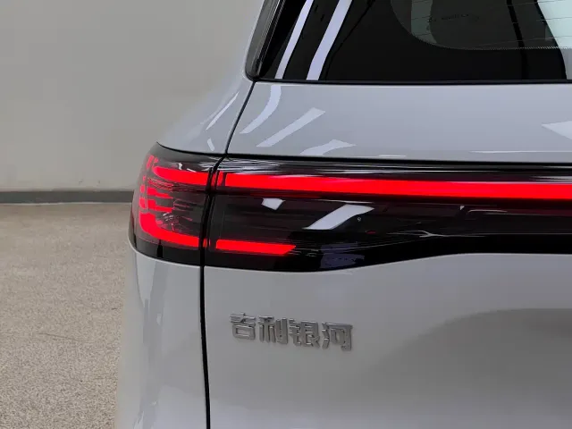 Geely Galaxy Starship 7 EM-i — Фото автомобиля 9
