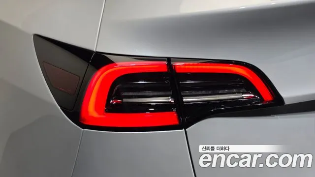 Tesla Model Y — Фото автомобиля 19