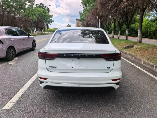 Geely Emgrand — Фото автомобиля 5