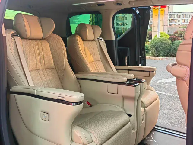 Toyota Alphard — Фото автомобиля 9