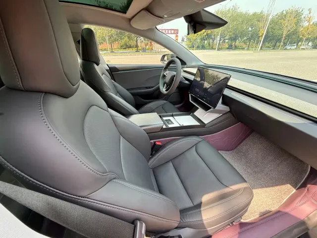 Tesla Model 3 — Фото автомобиля 14