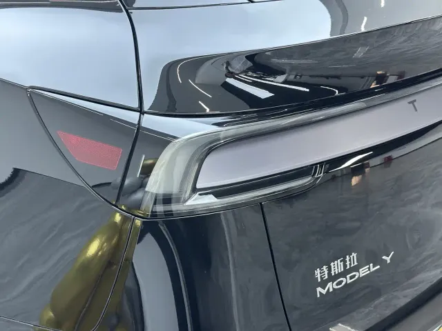Tesla Model Y — Фото автомобиля 12
