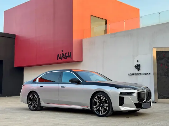 BMW i7 — Фото автомобиля 3