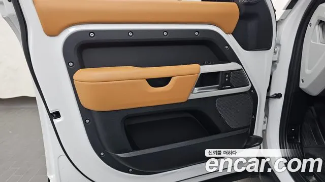 Land Rover Defender — Фото автомобиля 13