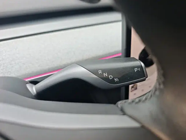 Tesla Model Y — Фото автомобиля 13