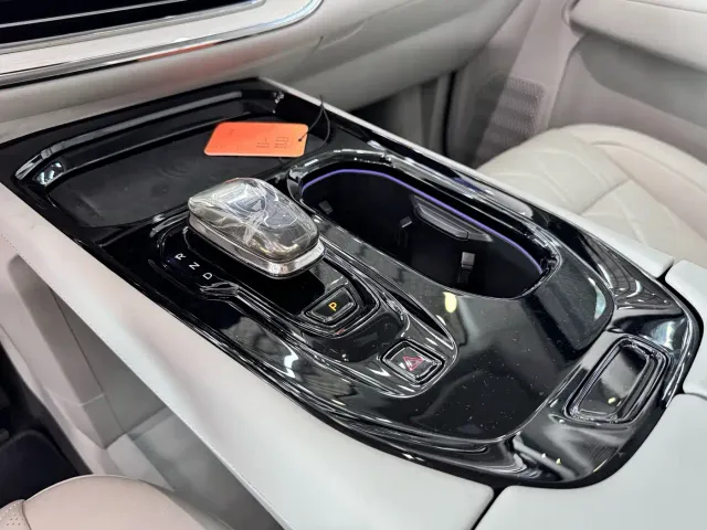 Volvo EM90 — Фото автомобиля 17