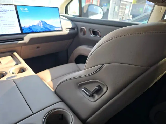 Li Auto i8 — Фото автомобиля 13