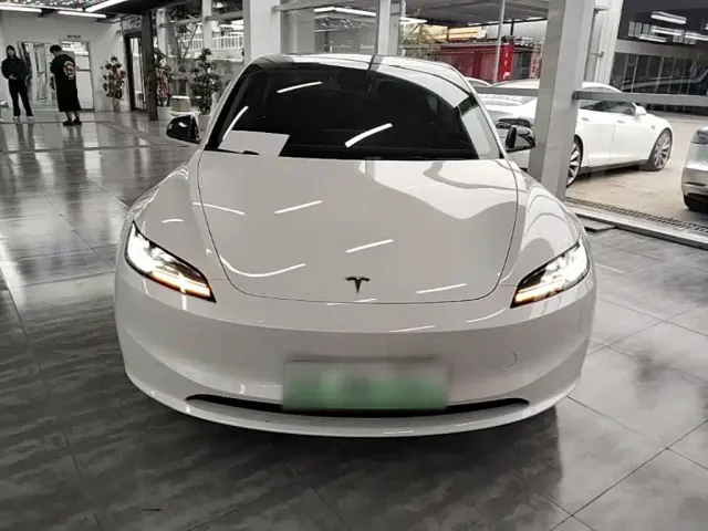 Tesla Model 3 — Фото автомобиля 2