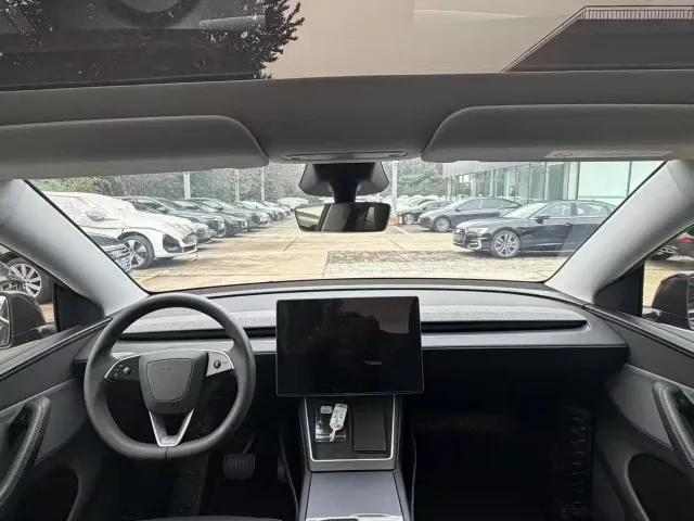 Tesla Model Y — Фото автомобиля 7