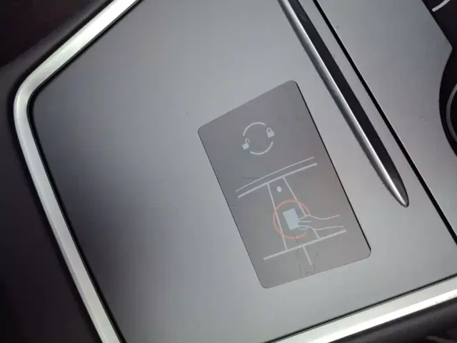 Tesla Model Y — Фото автомобиля 8