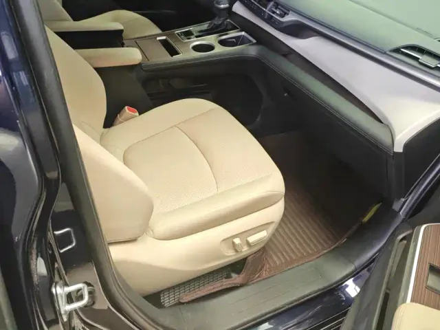 Toyota Sienna — Фото автомобиля 8