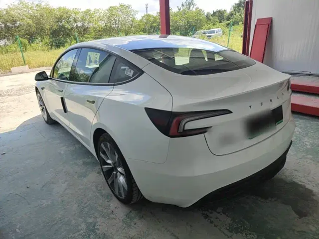 Tesla Model 3 — Фото автомобиля 4