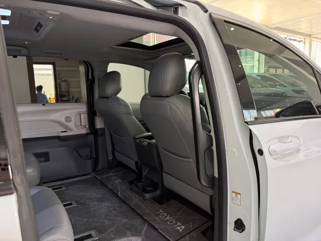 Toyota Sienna — Фото автомобиля 12
