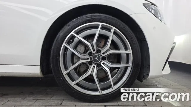Mercedes-Benz E-Class — Фото автомобиля 17