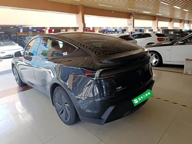 Tesla Model Y — Фото автомобиля 4