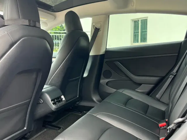 Tesla Model 3 — Фото автомобиля 15