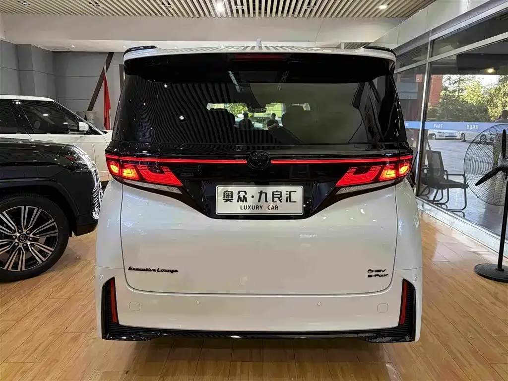 Toyota Vellfire 2024 Crown Hybrid 2.5L Executive Premium Edition — Фото автомобиля 13