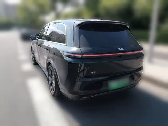 Li Auto L8 — Фото автомобиля 4